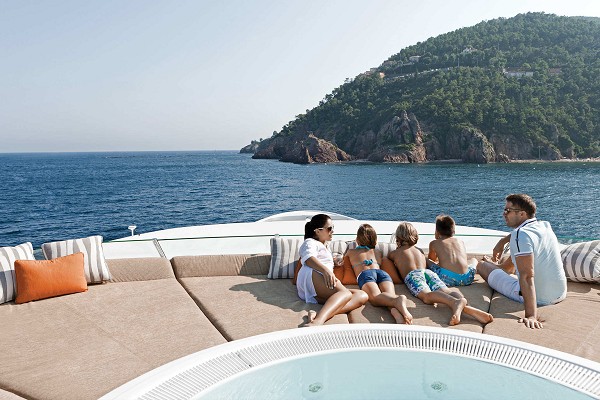 做資深三亞旅游達(dá)人，游艇旅游更時(shí)尚！