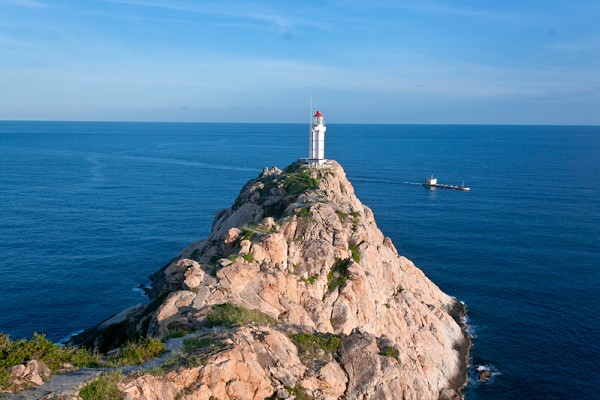 三亞海釣?zāi)康牡赝扑]，租艘釣魚艇去海釣吧！